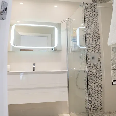 Apartment Luxury One Bedroom Martinez